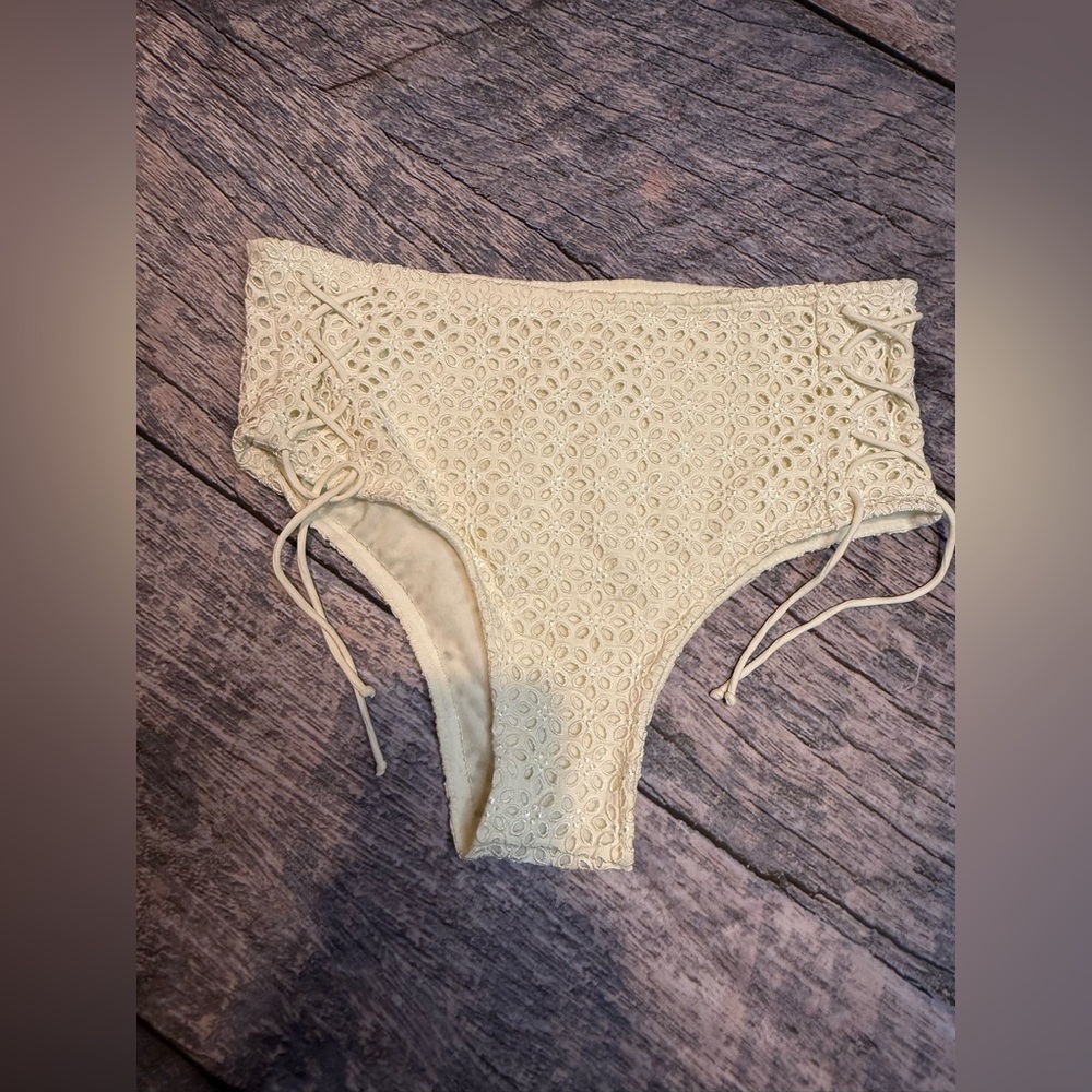 Billabong high waisted embroidered swim bottoms, gorgeous, Large